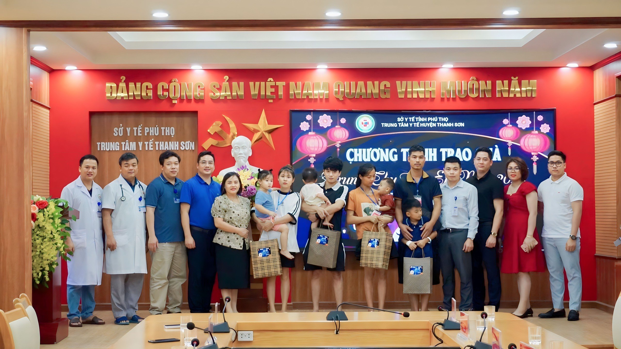Trao  tặng 700 phần quà trung thu cho các bệnh nhi tại trung tâm y tế huyện Thanh Sơn và Tân Sơn